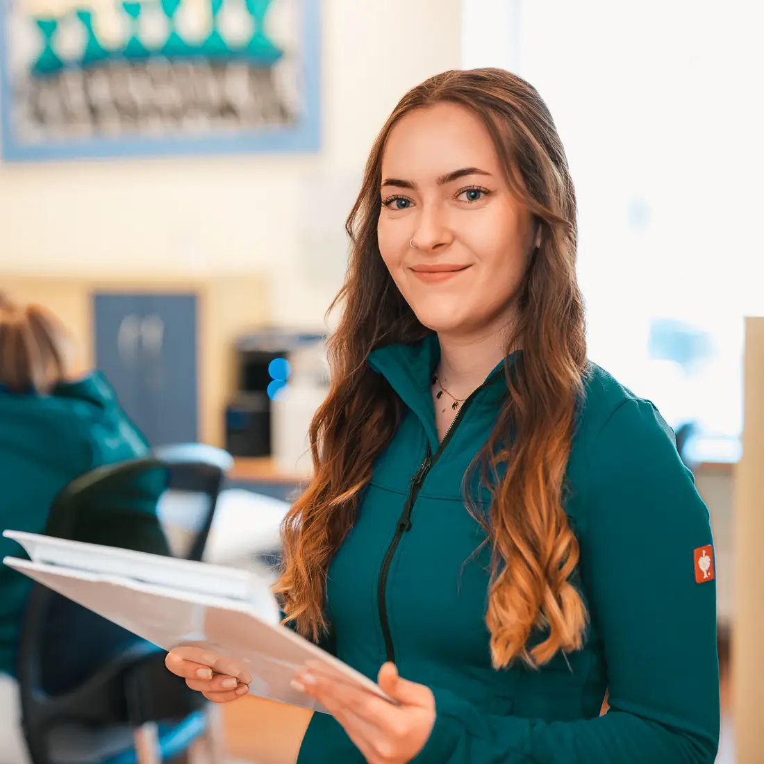 Eine Medizinische Technologin für Radiologie des Radiologie Zentrums Schwabmünchen lächelt offen und freundlich.