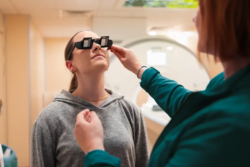 Eine Patientin tr&auml;gt die Prismabrille, die bei Platzangst in MRT und CT hilft.